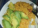 Arroz con maíz y salchichas