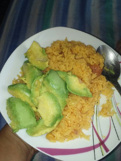 Una foto de Arroz con maíz y salchichas