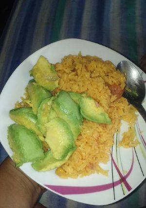 Una foto de Arroz con maíz y salchichas