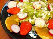 Una foto de ensalada de rabanitos