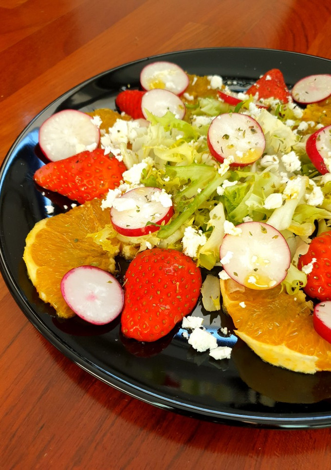 Una foto de Ensalada de fresas y naranja