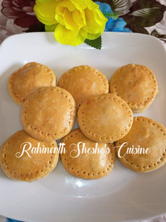 A picture of Circled mini meatpies.
