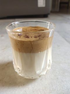 દાલગોના કોફી (Dalgona Coffee Recipe In Gujarati) રેસીપી મુખ્ય ફોટો
