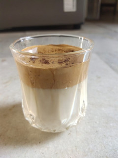 દાલગોના કોફી (Dalgona Coffee Recipe In Gujarati) રેસીપી મુખ્ય ફોટો