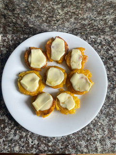 Una foto de Patacones con queso 🇪🇨