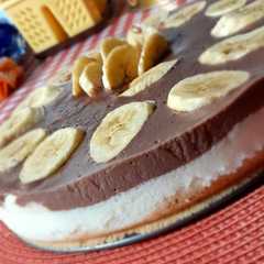 O poză a rețetei Tort de budincă în 2 culori cu banane și blat de biscuiți 🍰🍌🍫.