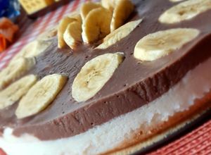 O poză a rețetei Tort de budincă în 2 culori cu banane și blat de biscuiți 🍰🍌🍫.