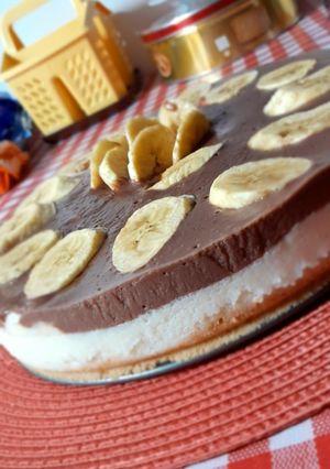 O poză a rețetei Tort de budincă în 2 culori cu banane și blat de biscuiți 🍰🍌🍫.
