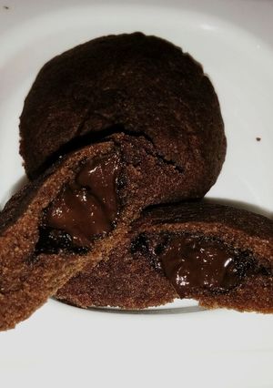 A picture of Chocalate filled cookie.