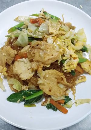 A picture of Pad See Ew with Chicken and Thin Rice Noodles.