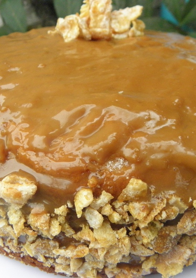 Una foto de Torta sabor dulce de leche con relleno de crema Chantilly y cubierta de ganache de dulce de leche
