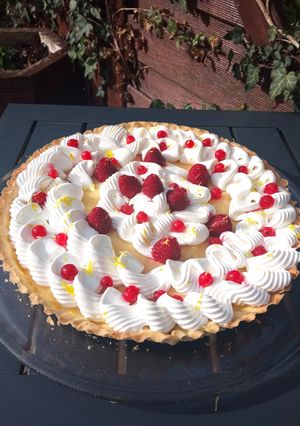 Une photo de Tarte citron meringuée et fruits acidulés