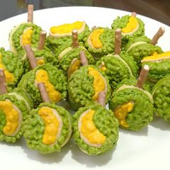 A picture of Durian macaron.