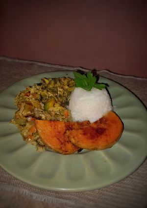Una foto de Verduras salteadas a la plancheta con torre de arroz