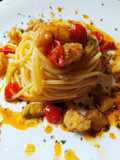 Spaghetti con Melanzane Gamberi Pomodorini e Bisque di Crostacei