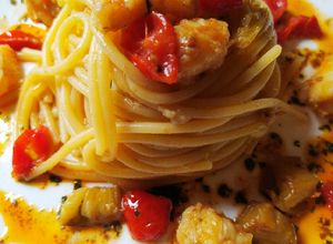 Foto di Spaghetti con Melanzane Gamberi Pomodorini e Bisque di Crostacei
