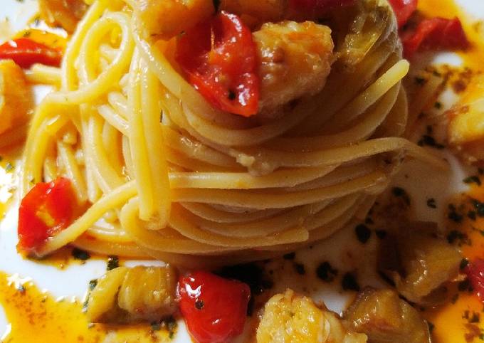 Spaghetti con Melanzane Gamberi Pomodorini e Bisque di Crostacei