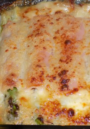 Una foto de Espárragos gratinados con salsa blanca