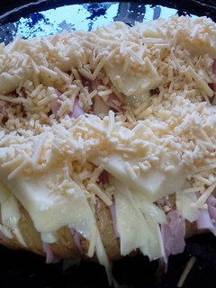 Una foto de Papas al horno rellenas con jamón y queso