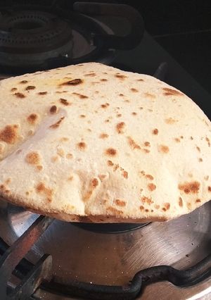 फुल्का रोटी (fulka roti recipe in Hindi) रेसिपी मुख्य फोटो