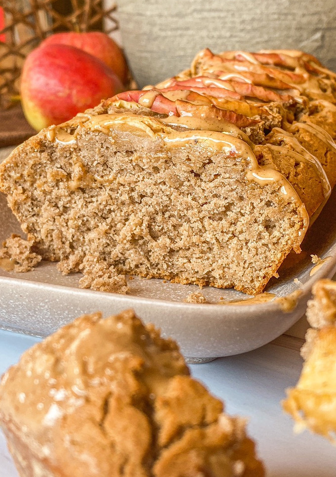 Una foto de Bizcocho de manzana especiado sin gluten ni lácteos