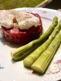 Battuta di fassona, asparagi e uovo in camicia