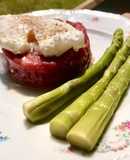 Battuta di fassona, asparagi e uovo in camicia
