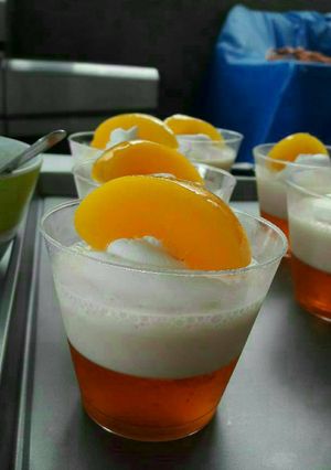Una foto de Gelatina de durazno y Tres leches