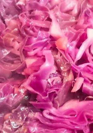 Foto de Repolho roxo refogado com maçã