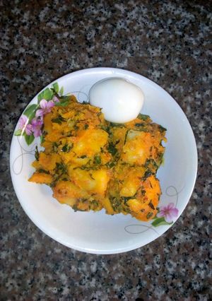 A picture of Porriage yam with vegetable and boiled egg.