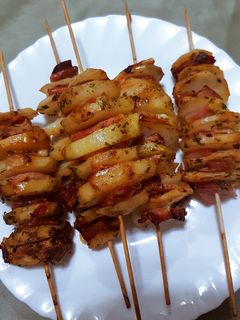 Una foto de Brochetas de papas con jamón York y queso mozzarella