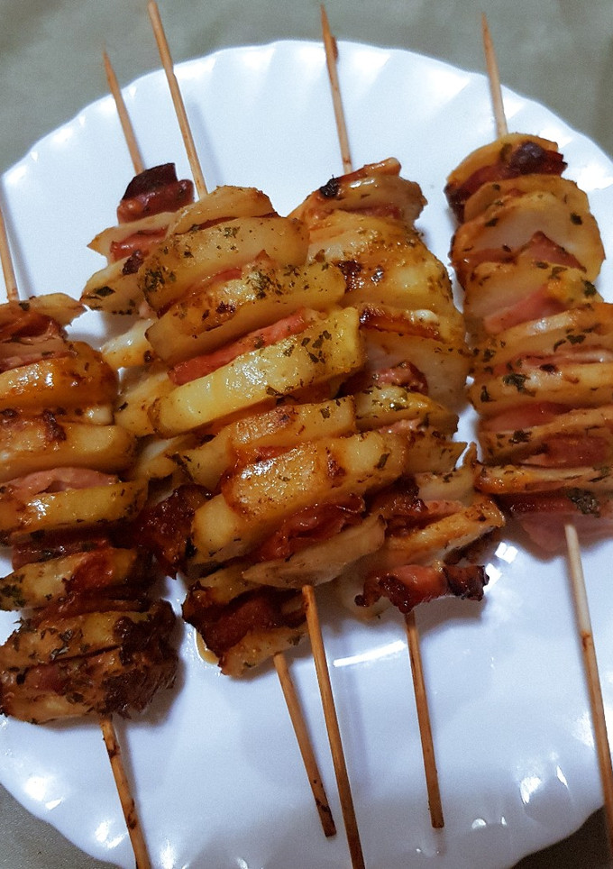 Una foto de Brochetas de papas con jamón York y queso mozzarella