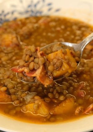 Una foto de Lentejas con Tocino y Plátano Macho
