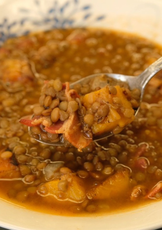 Una foto de Lentejas con Tocino y Plátano Macho