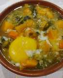 Sopa de verduras con huevo