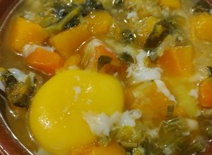 Una foto de Sopa de verduras con huevo