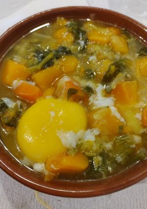 Una foto de Sopa de verduras con huevo