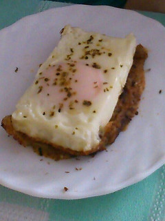 Una foto de Tapa con masa de croqueta y huevo