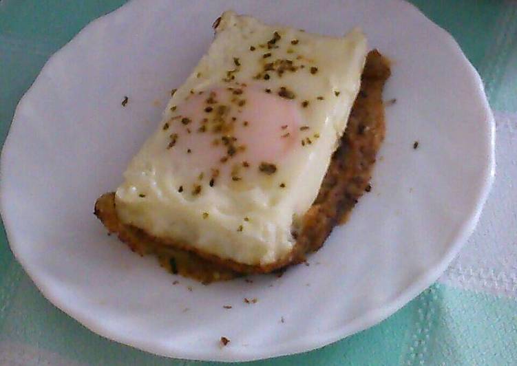 Tapa con masa de croqueta y huevo
