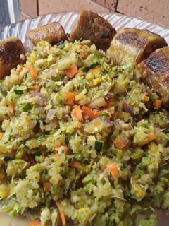 Una foto de Arroz🍚 de brócoli🥦 con verduras🥗 y plátano maduro asado..
