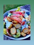 Ensalada de salmón ahumado con salsa kéfir de cebollino