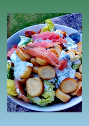 Una foto de Ensalada de salmón ahumado con salsa kéfir de cebollino