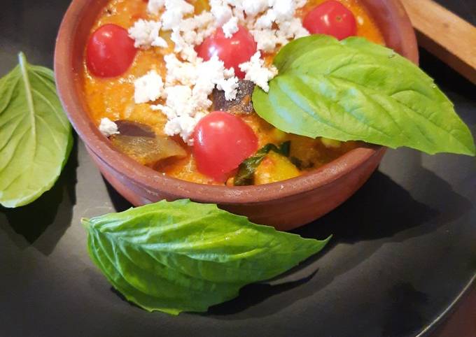 κύρια φωτογραφία συνταγής Μελιτζάνες κατσαρόλας με βασιλικό και φέτα