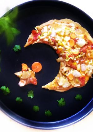 मिक्स व्हेज चीझ पिझ्झा मून (mix veg cheese pizza recipe in marathi) रेसिपी चे मुख्य फोटो 