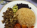 طبق مكسيكي (ارز ولحم مفروم وفاصوليا وافوكادو)