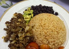 طبق مكسيكي (ارز ولحم مفروم وفاصوليا وافوكادو)
