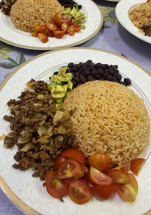 صورة لوصفة طبق مكسيكي (ارز ولحم مفروم وفاصوليا وافوكادو)