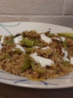 Una foto de Quinoa roja y blanca con salsa de yogur
