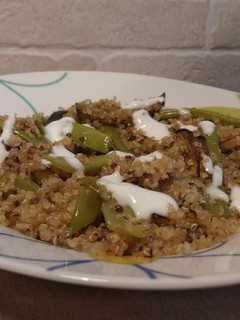 Una foto de Quinoa roja y blanca con salsa de yogur