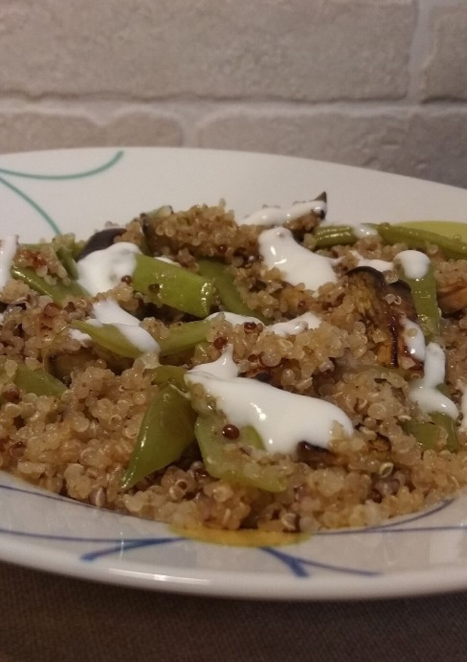 Una foto de Quinoa roja y blanca con salsa de yogur